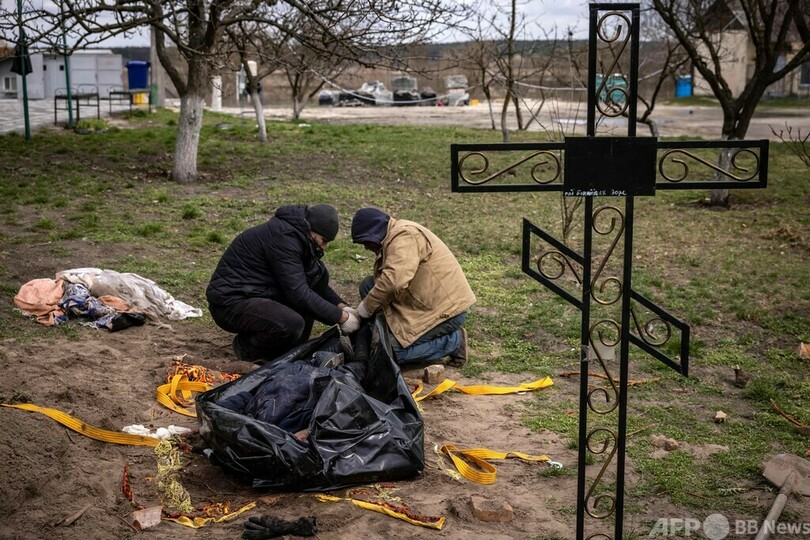 「戦争犯罪」捜査で町長らの遺体掘り出し ウクライナ・ホストーメリ