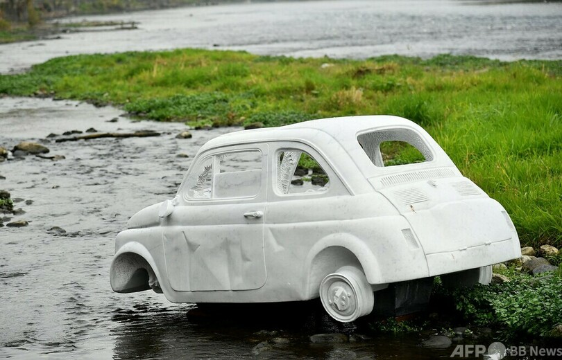 大理石製「フィアット500」 川辺のインスタレーション 伊