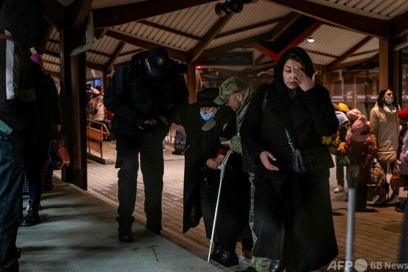 ウクライナから10万人避難 ポーランド当局