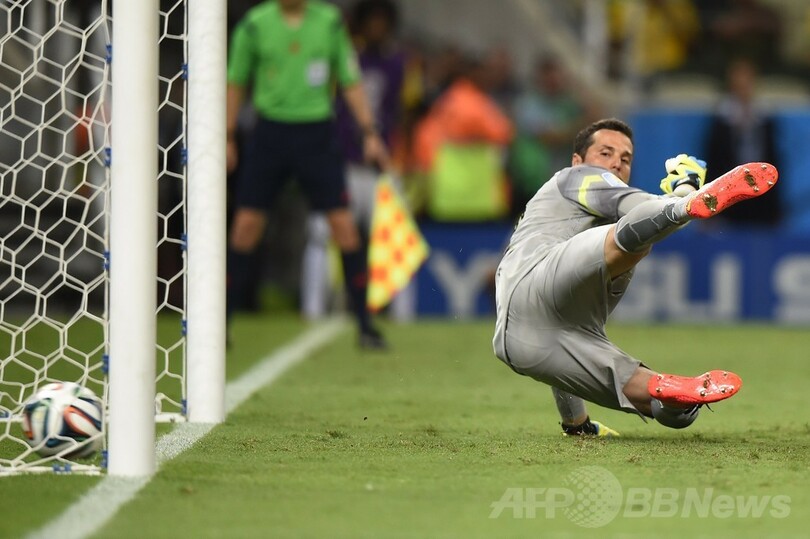 ブラジルがコロンビア下し準決勝へ、ネイマールは負傷し担架で運ばれる