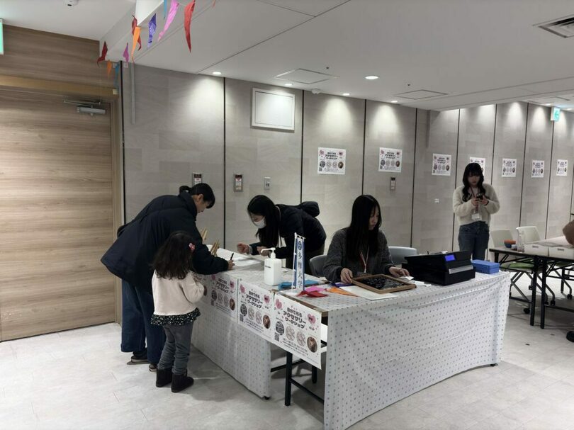 多摩大学グローバルスタディーズ学部 今村康子ゼミが企画・運営する「自分で作るアクセサリーワークショップ～Make A Good Day For You ～」を藤沢市の商業施設「ODAKYU湘南GATE」で開催