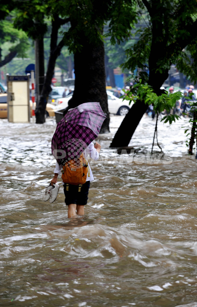 ベトナムで豪雨、中部で12人死亡 ハノイ市内は冠水