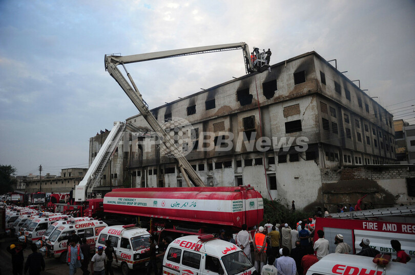 パキスタンの衣料品工場の火災、194人が死亡