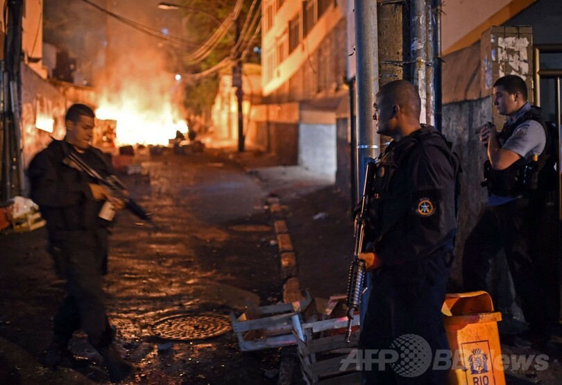 リオでデモ隊が暴徒化、男性が撃たれ死亡