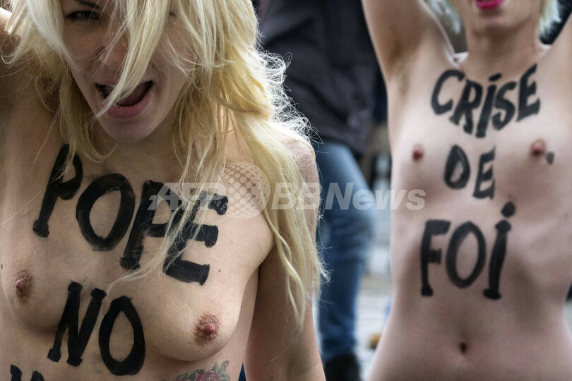 ノートルダム大聖堂でトップレスのデモ、仏パリ