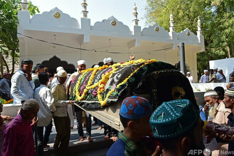 インド橋崩落事故、9人逮捕 死者137人に