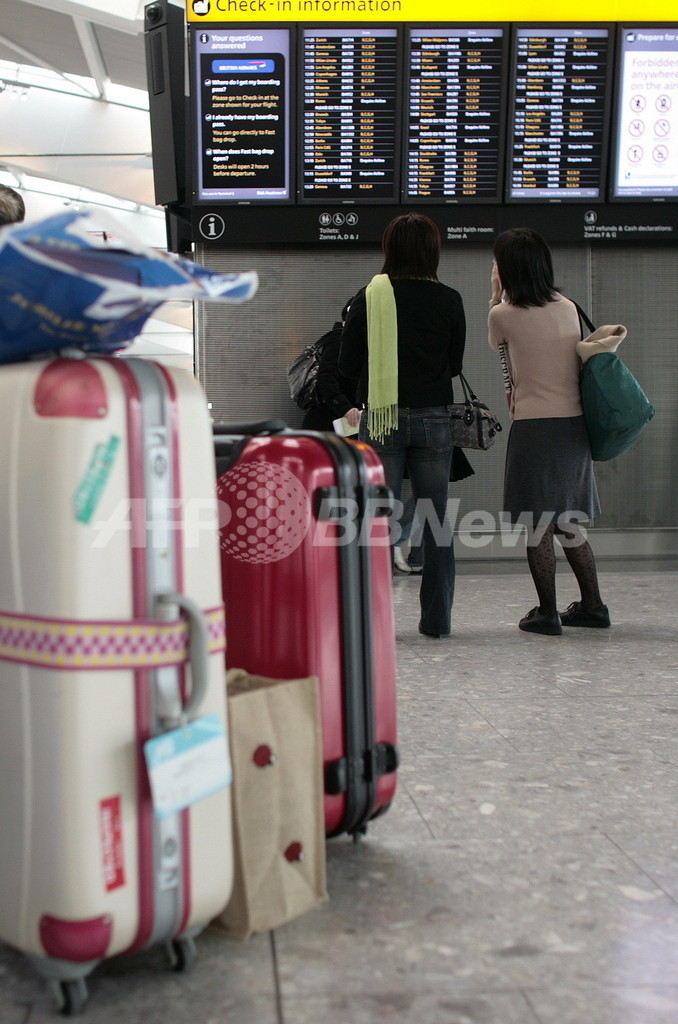 混乱続く英ヒースロー空港、手荷物1万5000個が行方不明