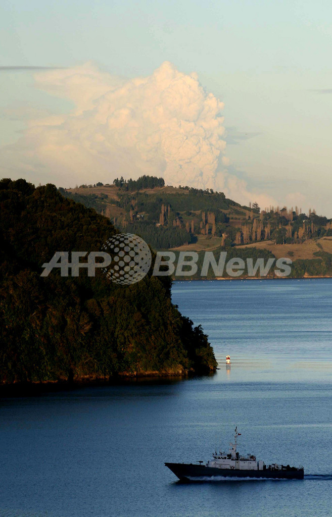 チリ大統領、火山噴火の被災地を視察