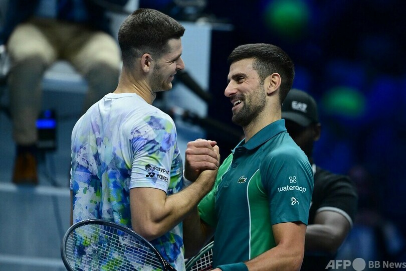 ジョコビッチ辛くも準決勝へ シナーが首位で4強 ATPファイナルズ