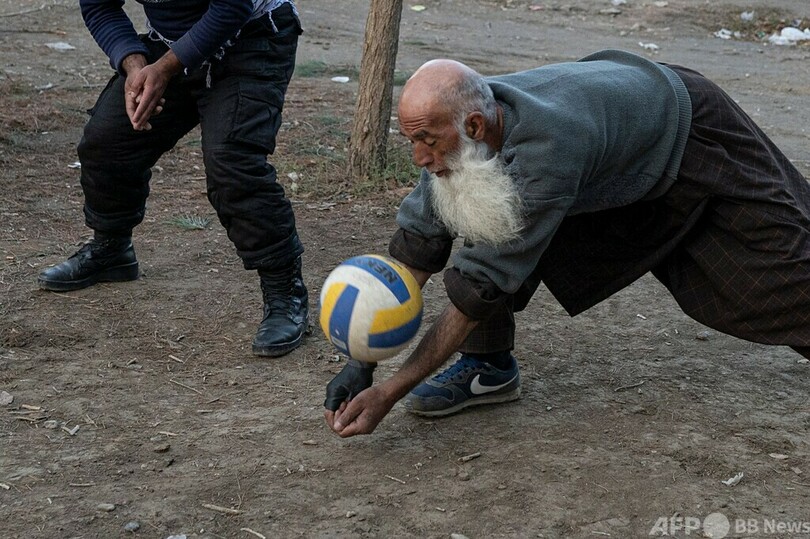 公園でバレーボール アフガン首都