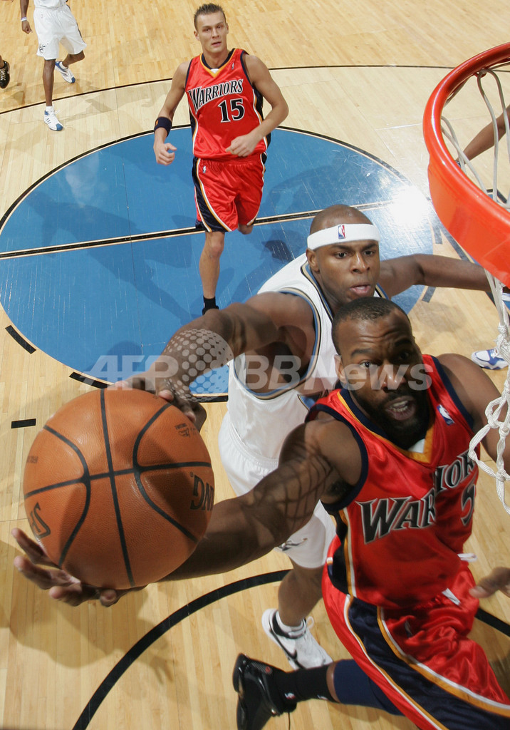 ウォリアーズ ウィザーズを降しシーズン4勝目を挙げる