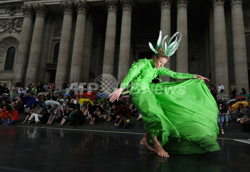 ロンドンのセントポール寺院前で色とりどりのモダンダンス
