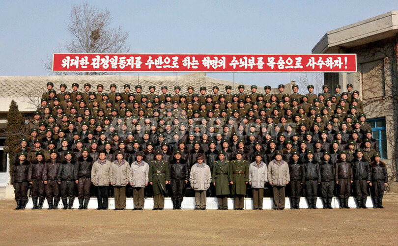 金総書記の拍手写真を公開、半身不随説の払拭が狙いか