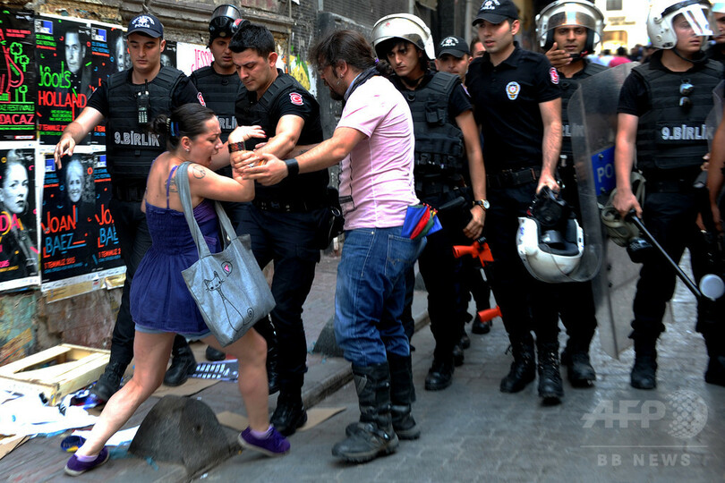 トルコ警察、同性愛者のパレードを強制排除 参加者が大統領批判