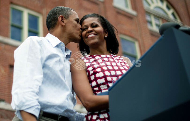 オバマ夫人、再選目指す大統領の選挙活動に貢献 好感度で夫を上回る