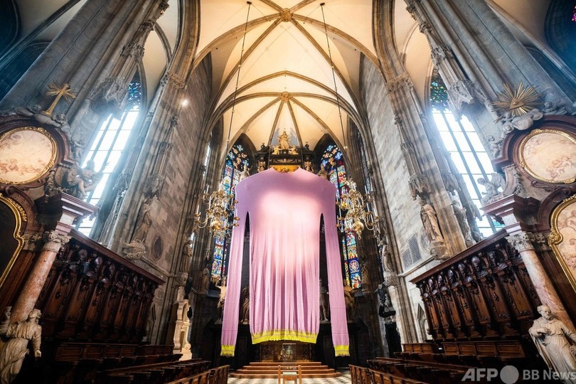 【今日の1枚】誰が着るの？ 紫色の服が祭壇を覆い隠す