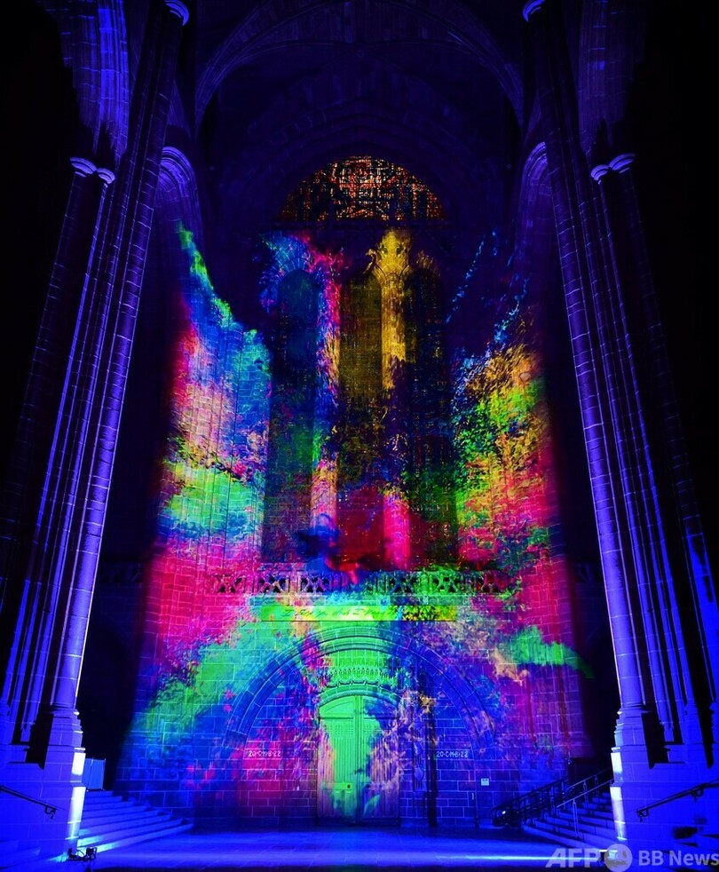 英リバプール大聖堂で光と音のインスタレーション