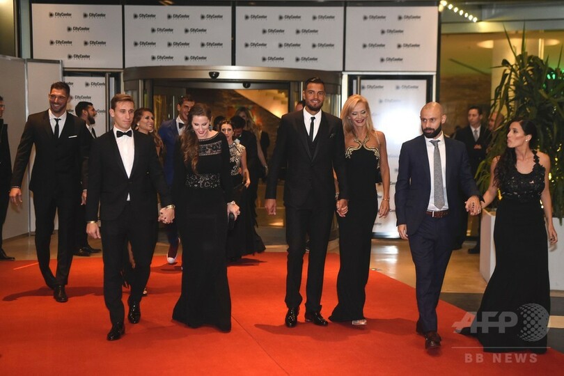 メッシが長年のパートナーと故郷で結婚式、総勢260人の有名人が参列