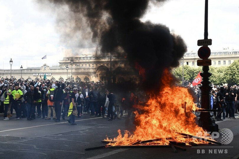 仏各地で医療従事者がデモ、パリなどでデモ隊と警察が衝突 