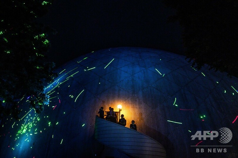 香港デモ、新たな抗議「レーザーショー」が夜を彩る