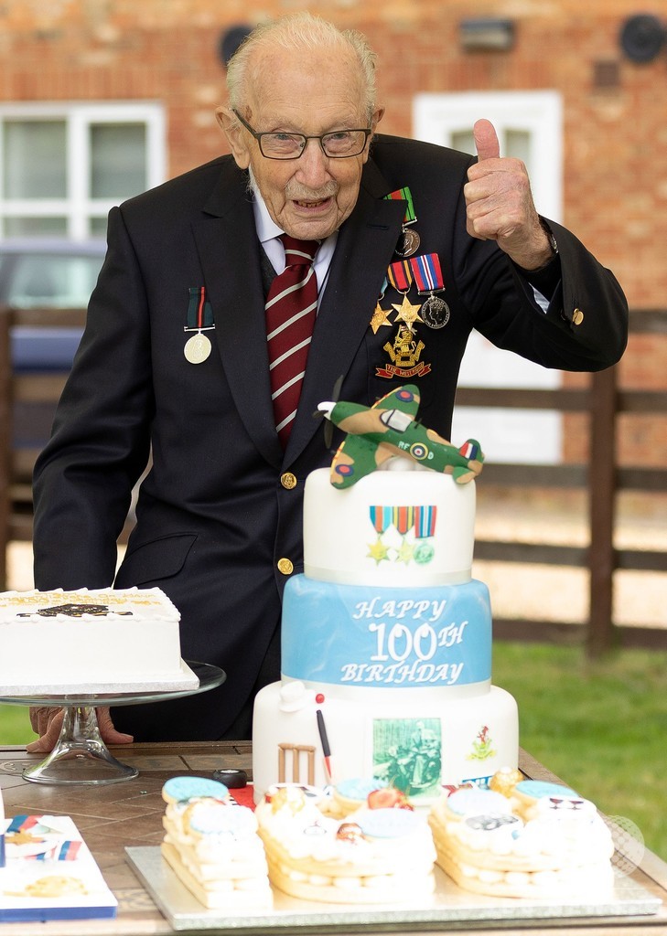 寄付40億円集めた英退役軍人、100歳の誕生日 祝福続々