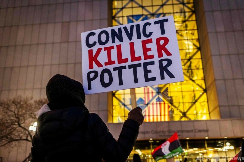 米元警官、過失致死で有罪評決 「テーザー銃と間違え」黒人に発砲