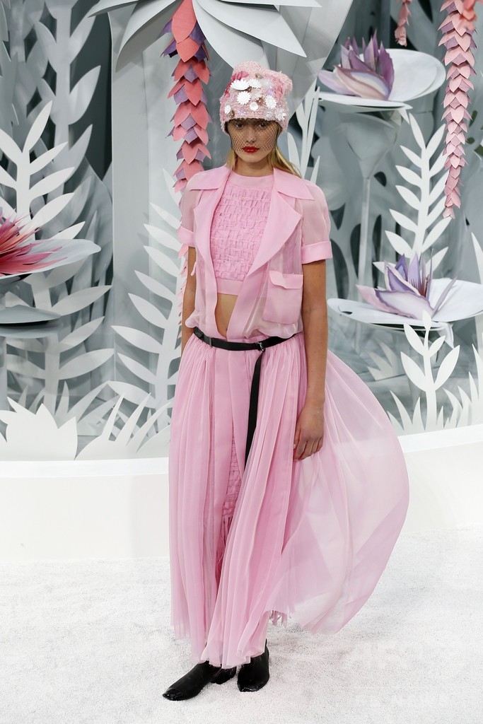 21世紀のフラワーウーマン、「シャネル」15年春夏オートクチュール