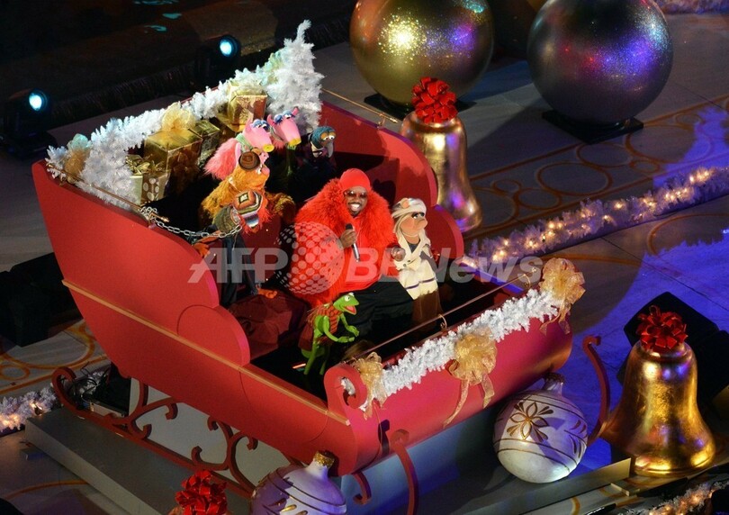 米ロックフェラーセンターのクリスマスツリー点灯