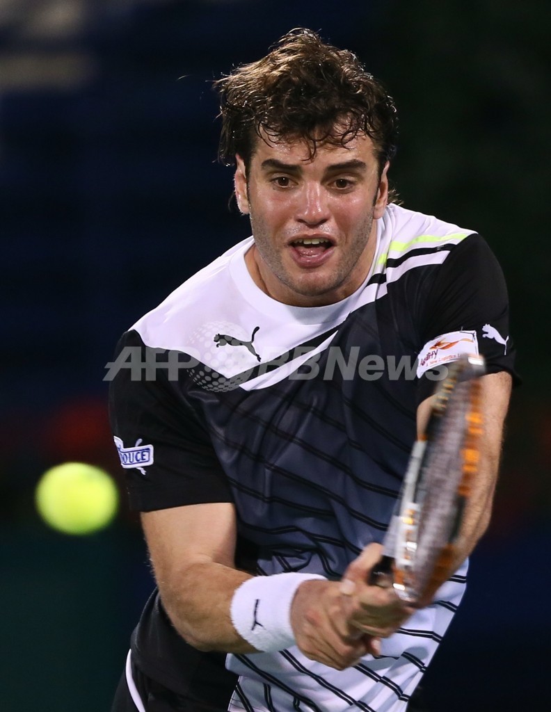 フェデラー、初戦でジャジリに辛勝 ドバイ・テニス選手権