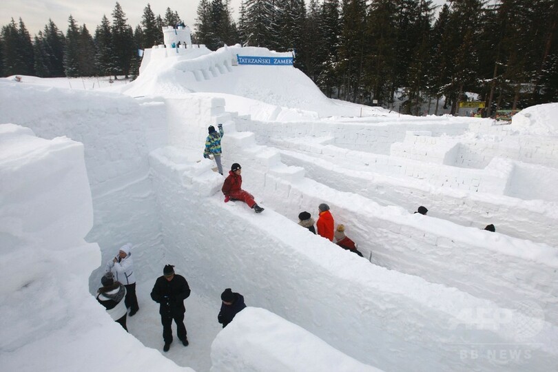 雪のブロック6万個で巨大迷路、ポーランドでギネスに挑戦