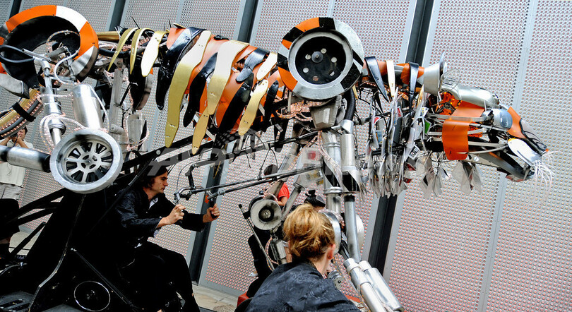 目を光らせ「ガオー！」、シドニー春節パレードに「メカ・タイガー」登場