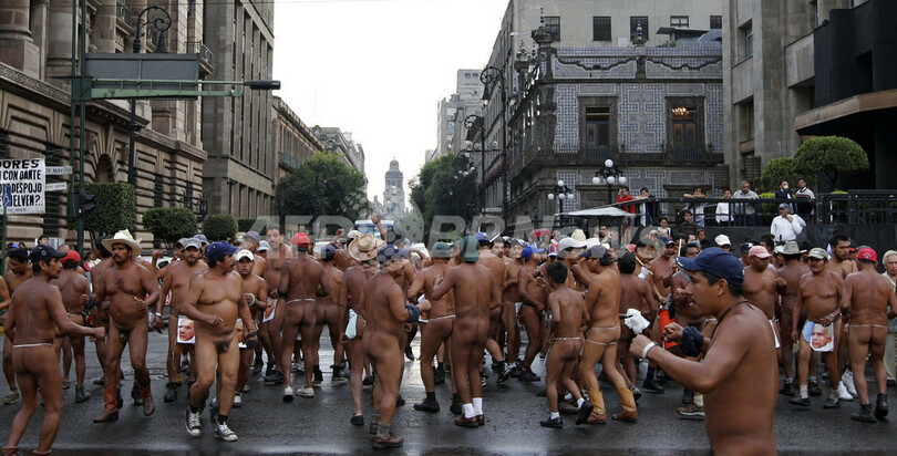 メキシコ先住民が裸の抗議