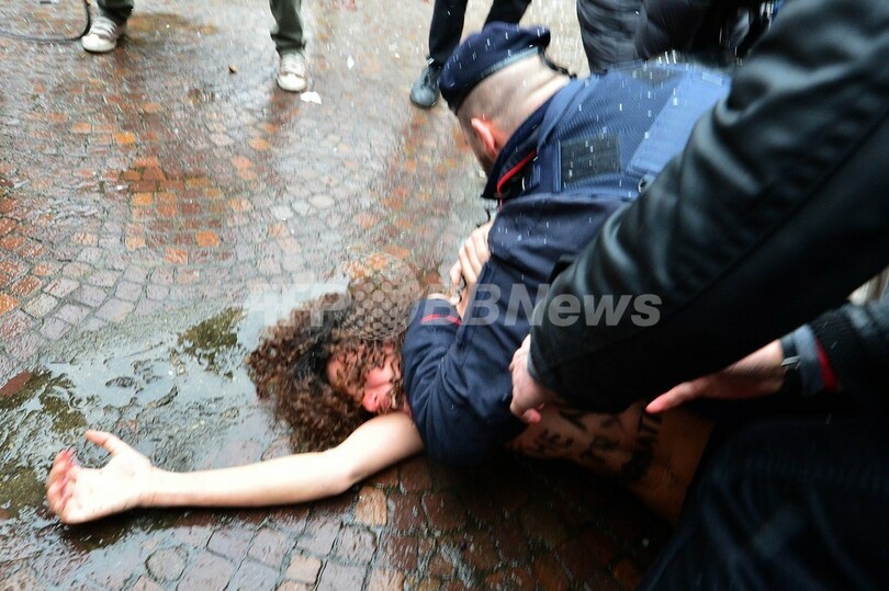 トップレスでベルルスコーニ前首相に抗議、伊総選挙