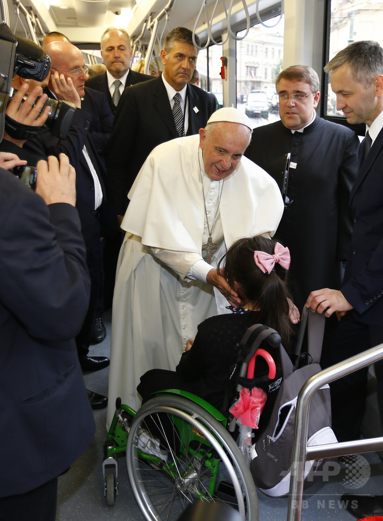 エコ重視！ ローマ法王がトラムで移動 ポーランド