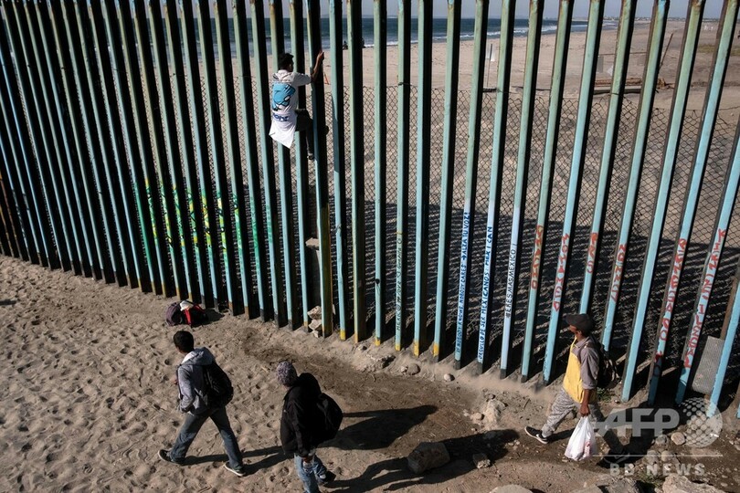 中米の移民キャラバン、一部が対米国境に到着 米側はバリケード設置