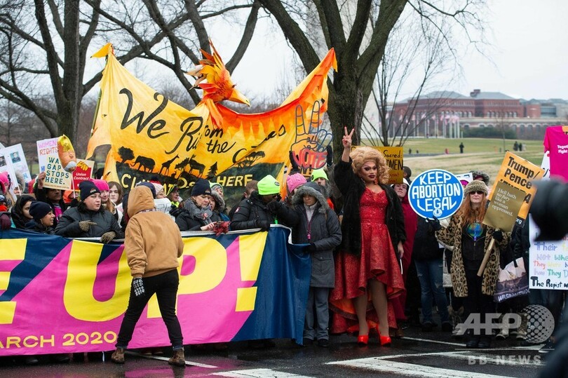 今や恒例、米首都で反トランプデモ 女性ら数千人が行進