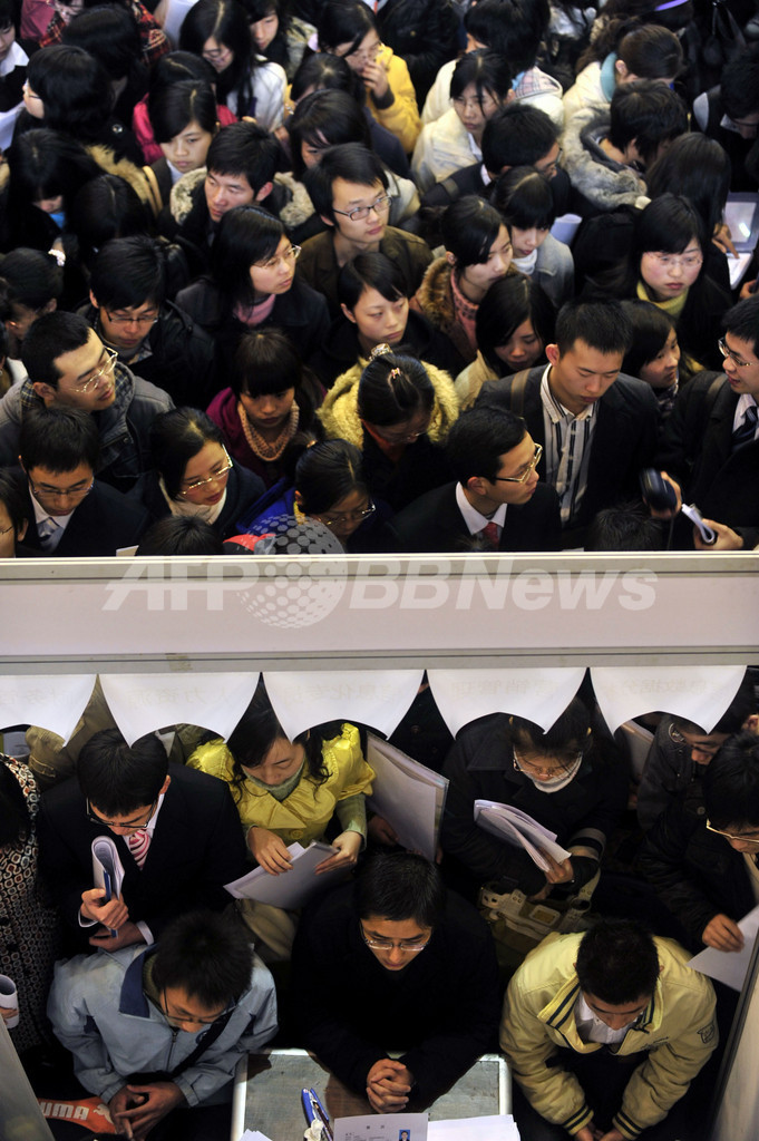 就職フェアに大卒者数千人が殺到、中国・武漢