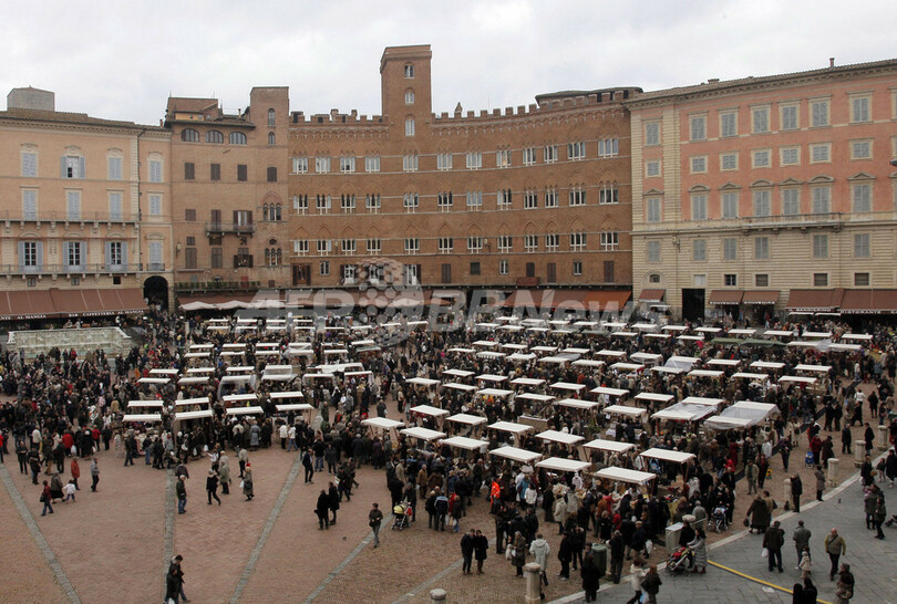 イタリア・カンポ広場で初の市場