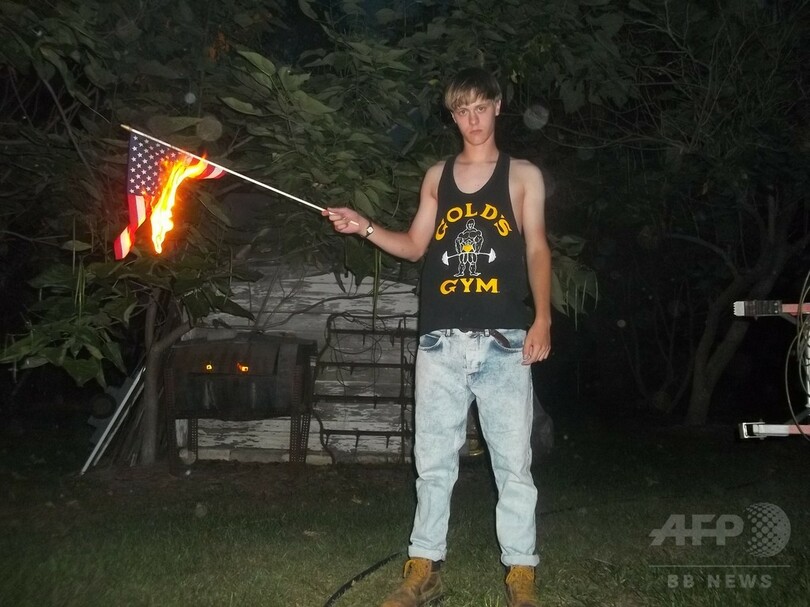 黒人教会乱射の容疑者、ネットに「マニフェスト」か 米国旗燃やす写真も