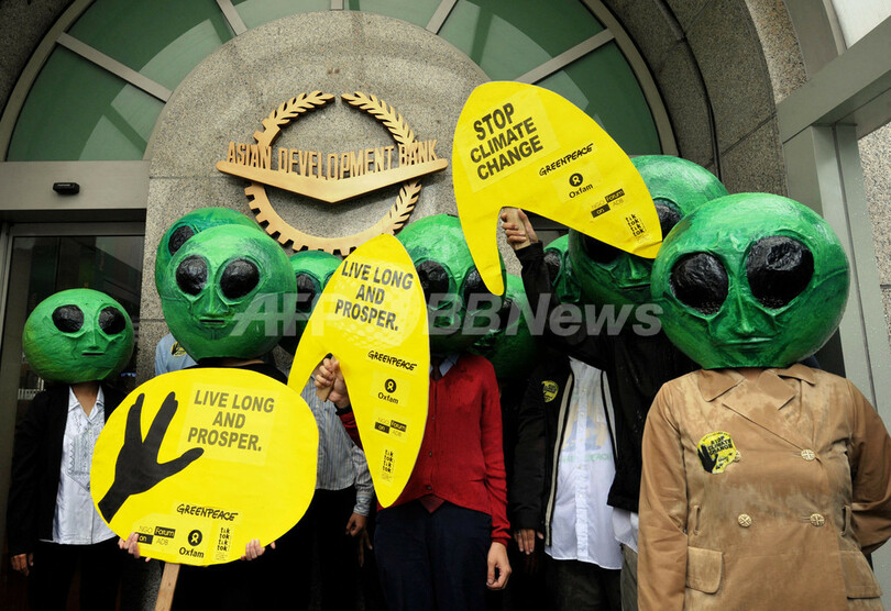 グリーンピースら、エイリアン姿で温暖化対策求める フィリピン