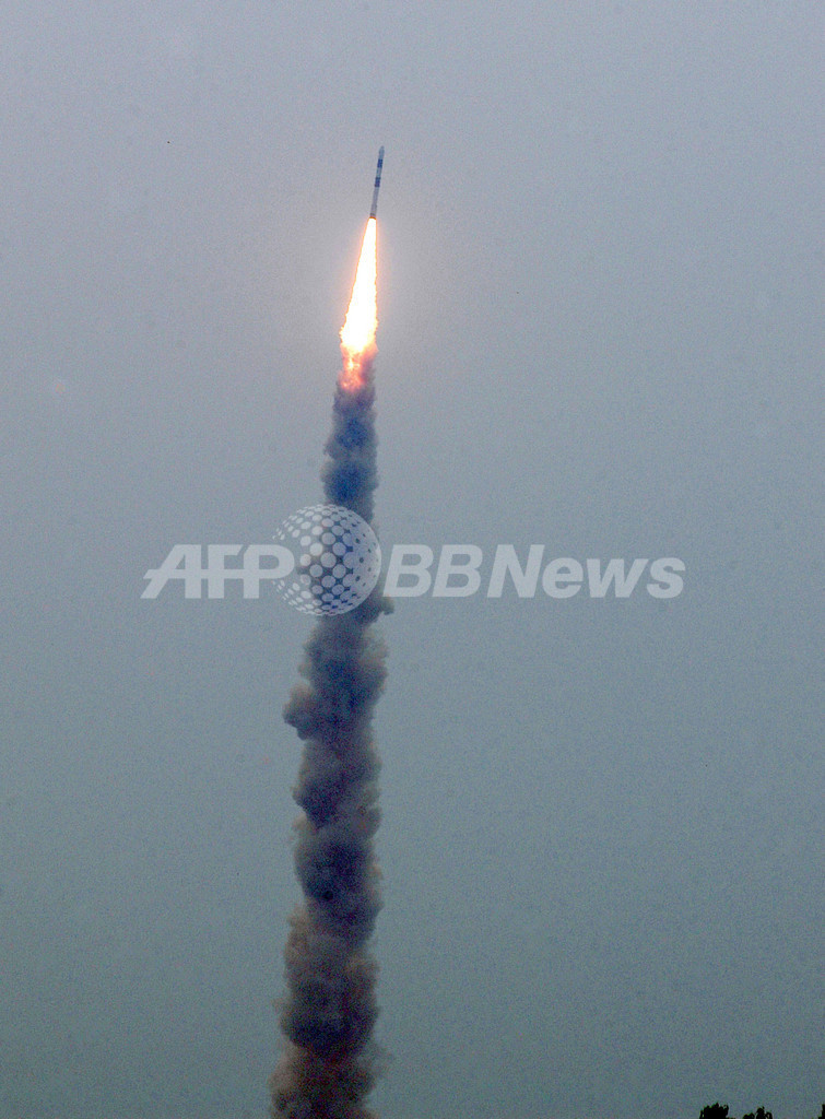 インド、ロケット打ち上げ成功 一度に衛星10基を軌道に