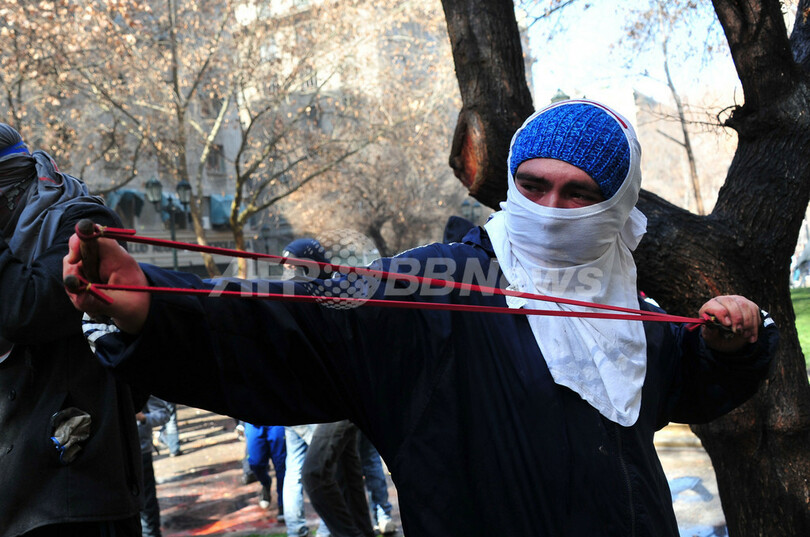 チリ、教育改革求める大規模デモが暴徒化