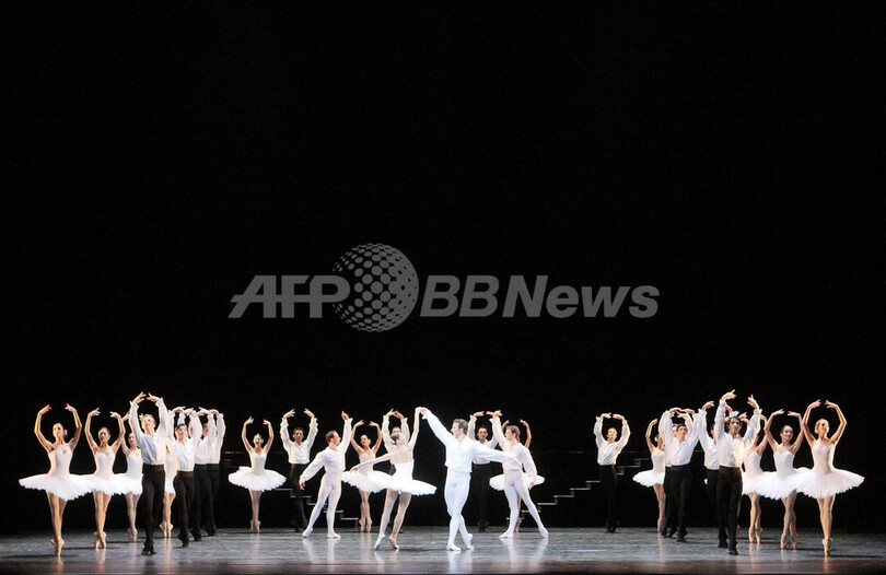 ウィーン国立バレエ団、「白の組曲」を披露