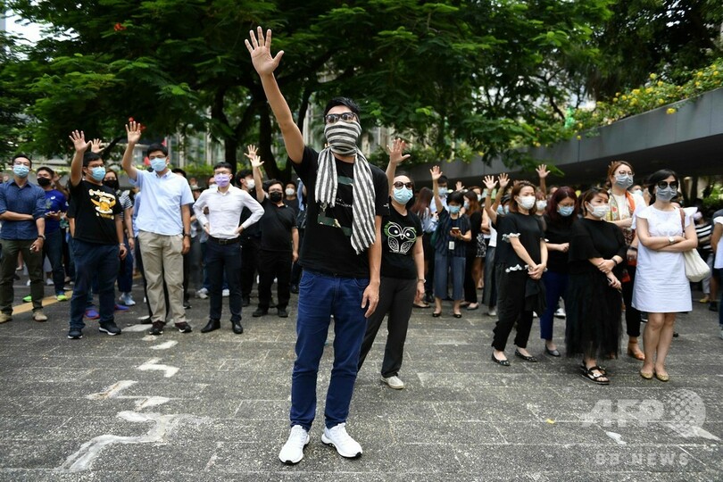 香港デモ隊、中心部にバリケード築く 覆面禁止令制定直後