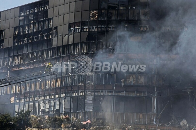 小型飛行機が国税庁のビルに突入、「税制に不満」と遺書