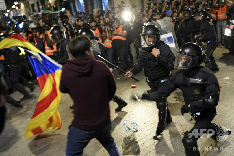 バルセロナで大規模デモ、35万人が平穏に行進 急進派のデモでは警察と衝突