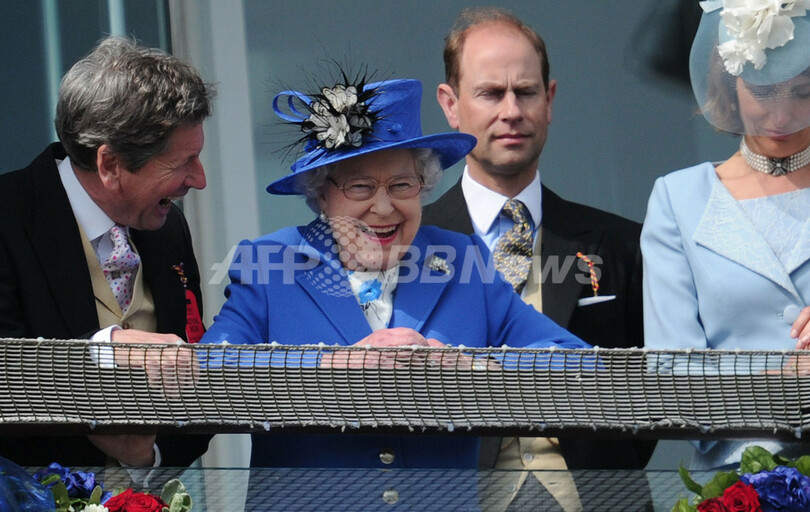エリザベス英女王、即位60年行事初日は競馬観戦