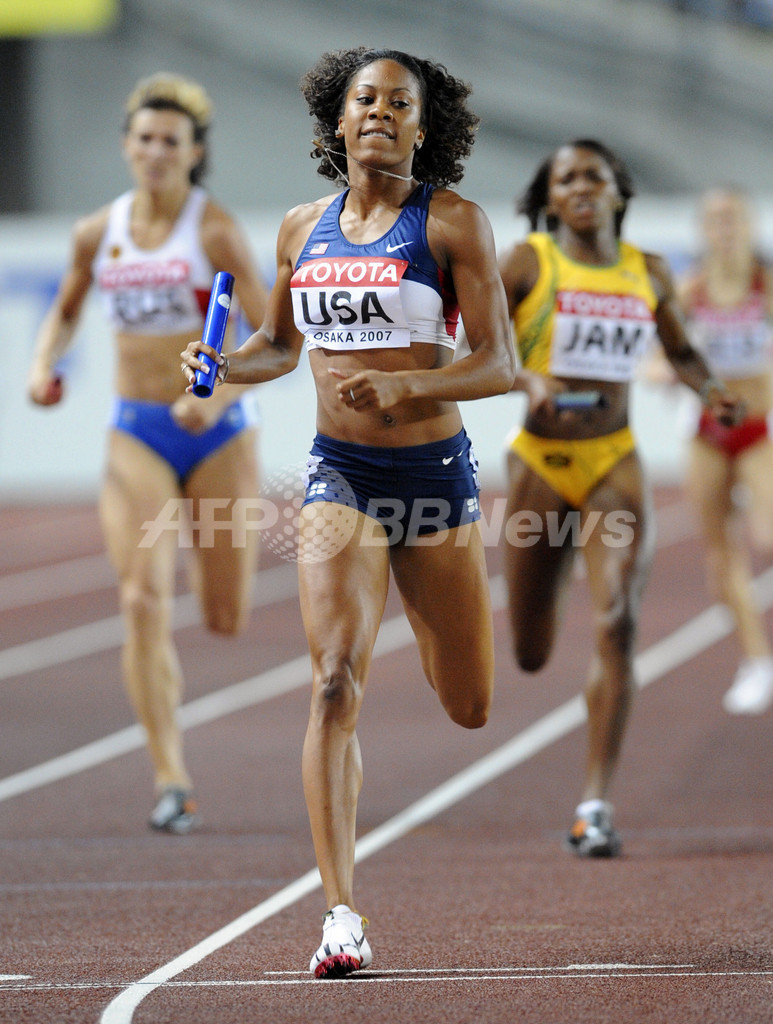 米国 女子4x400メートルリレーで優勝