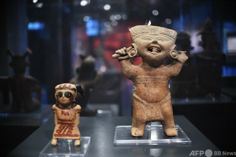 歌ってるの？ 古代メキシコの「笑う顔」人形