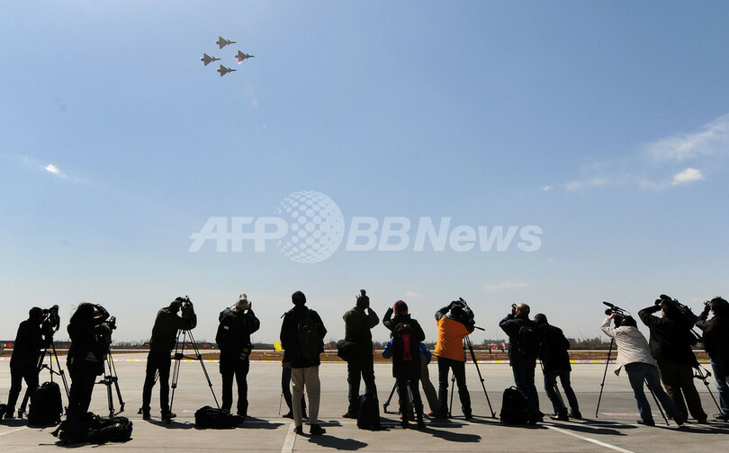 中国軍八一アクロバットチーム、J-10戦闘機を披露